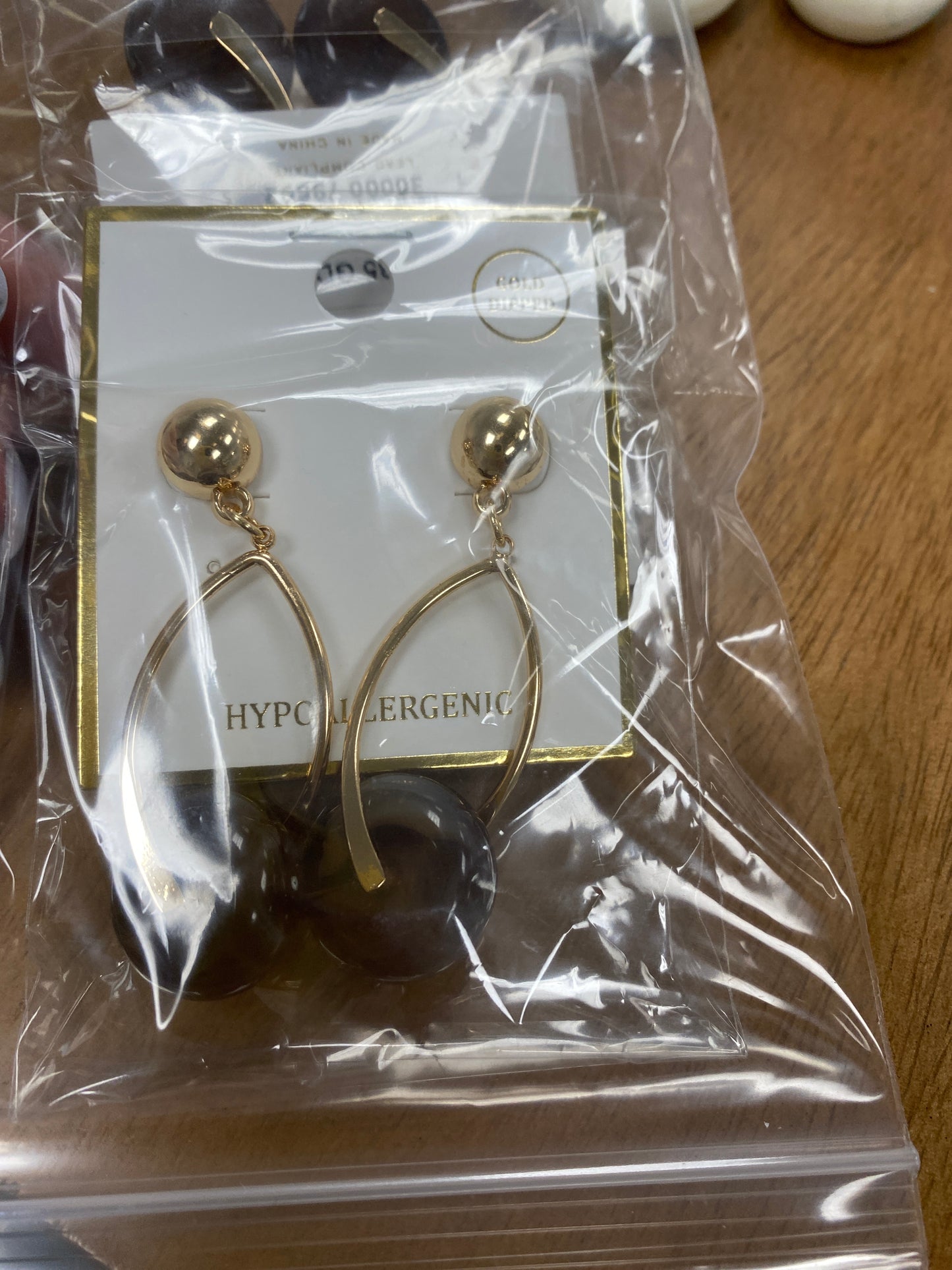 Gold open metal drop brown, natural stone 