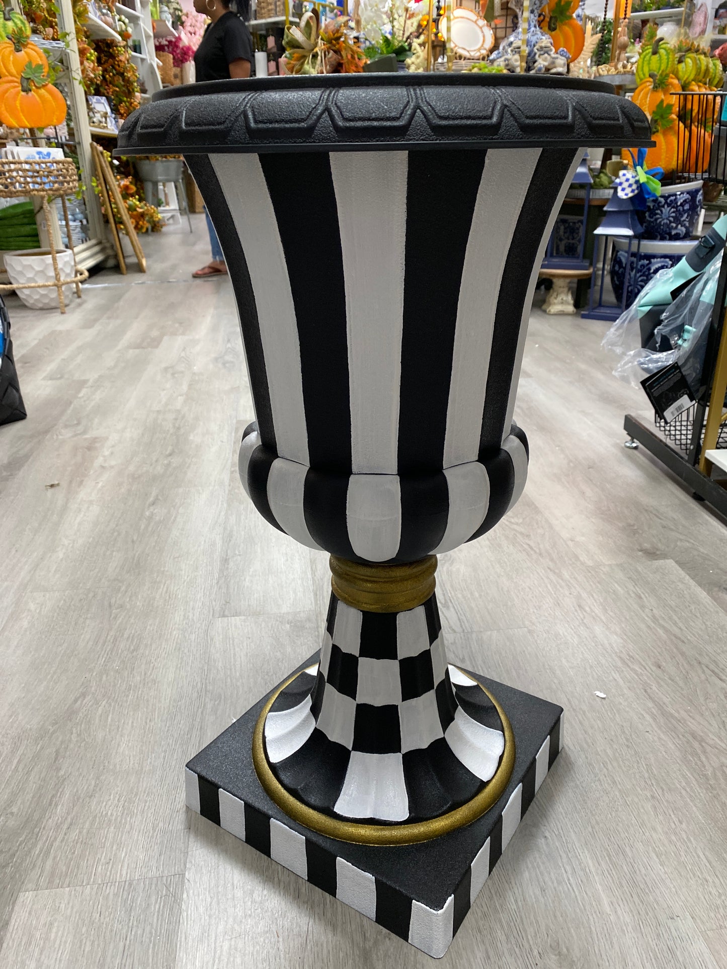 Black & White Planters Square