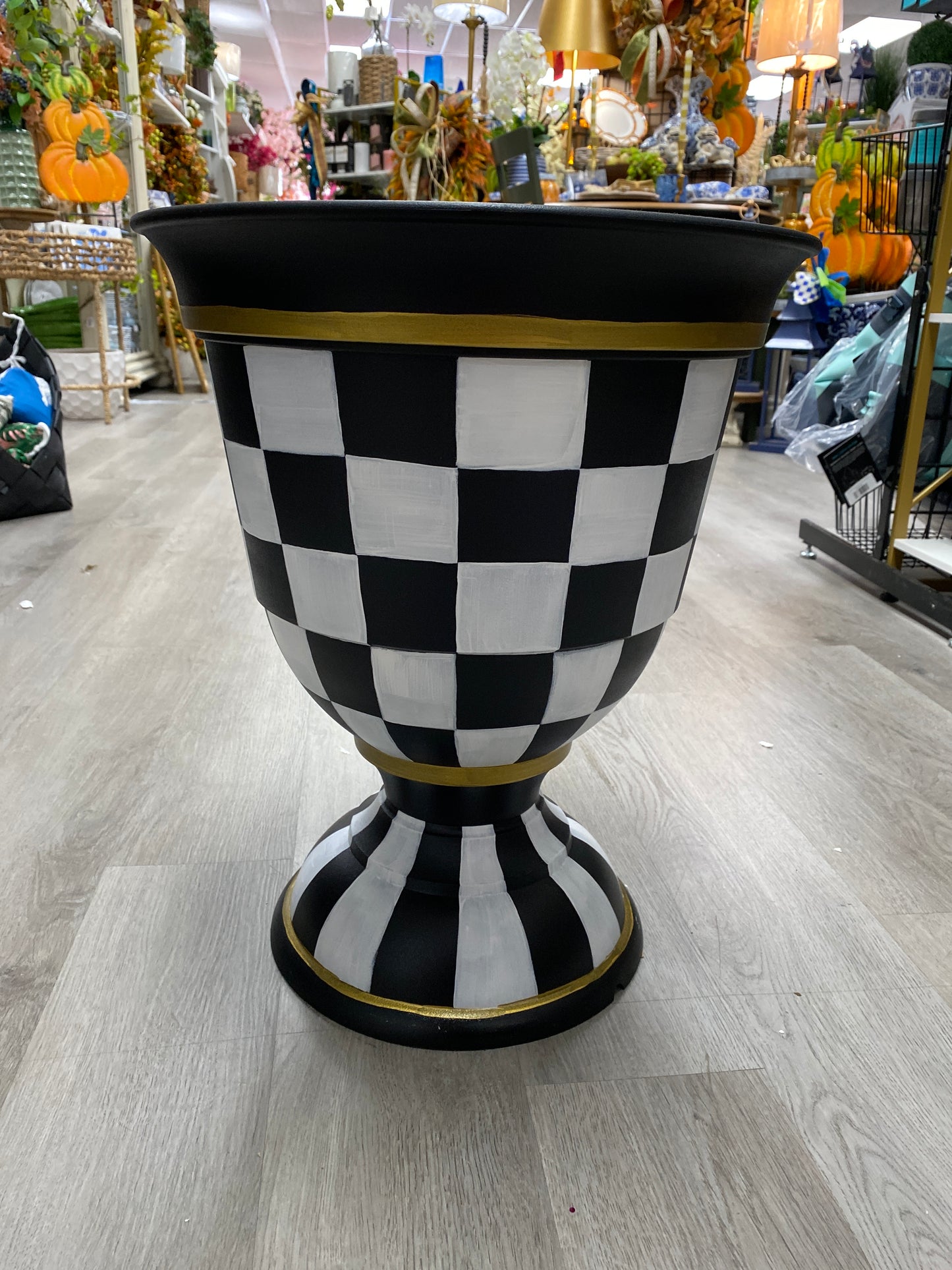 Black & White Planters Round