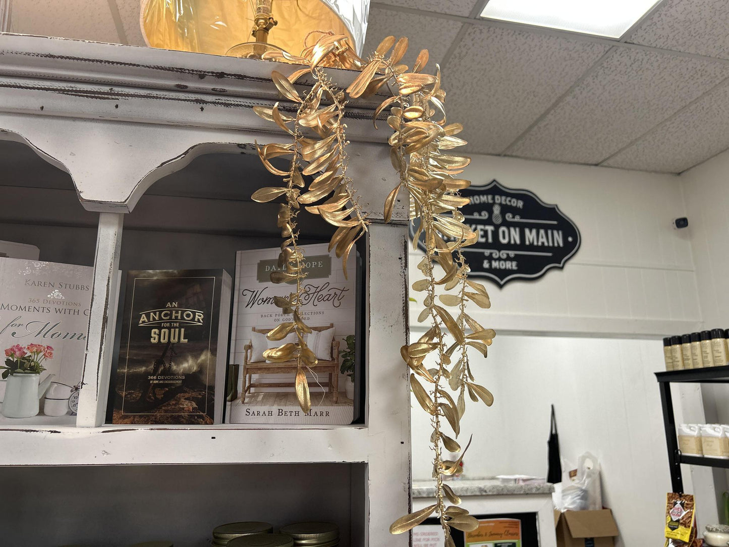 Gold Hanging Leaf