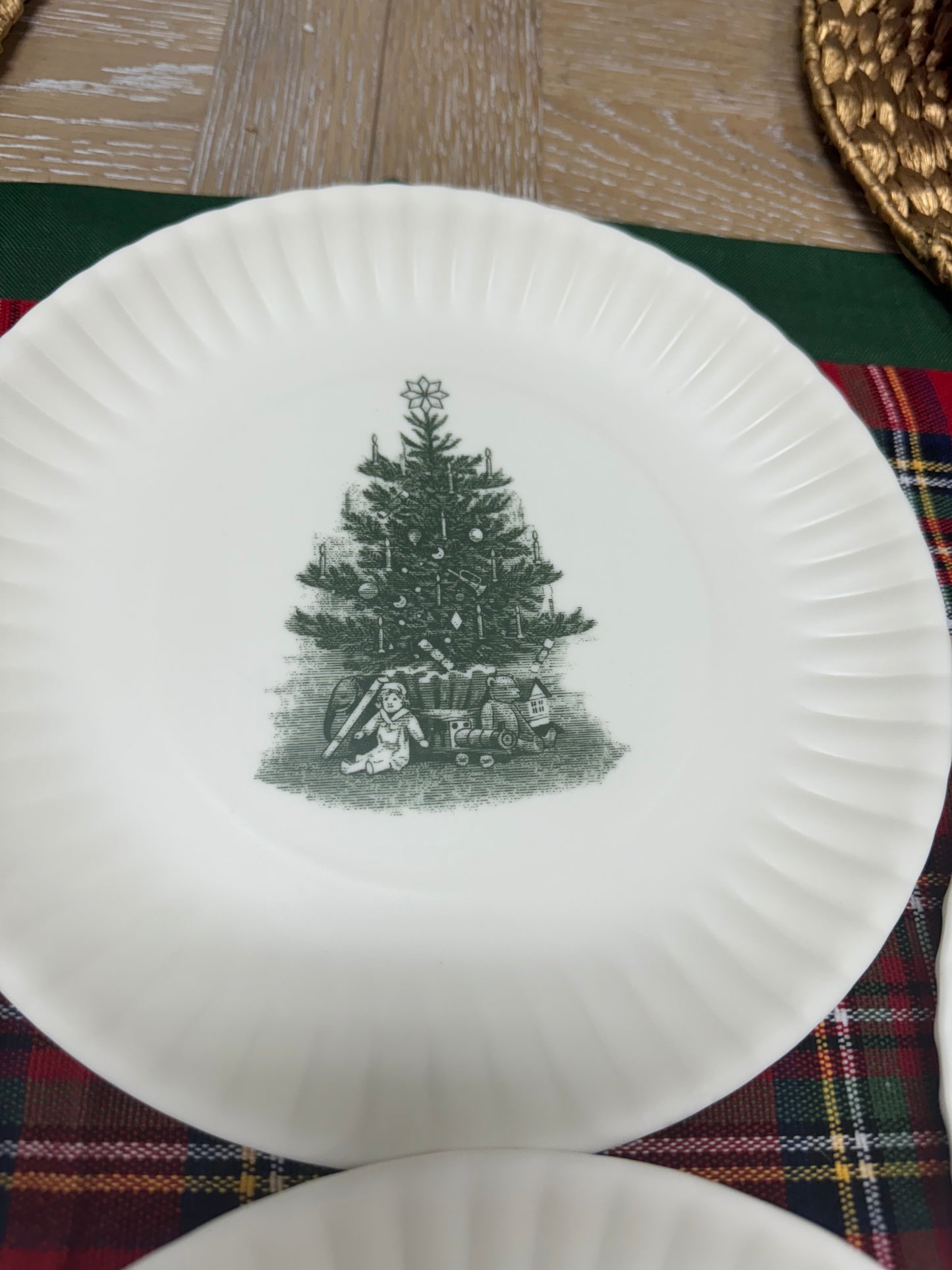 Yuletide melamine paper plate set of 4