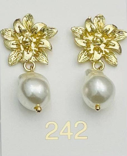 CHIC - Floral Pearl Dangle (gold) ER801