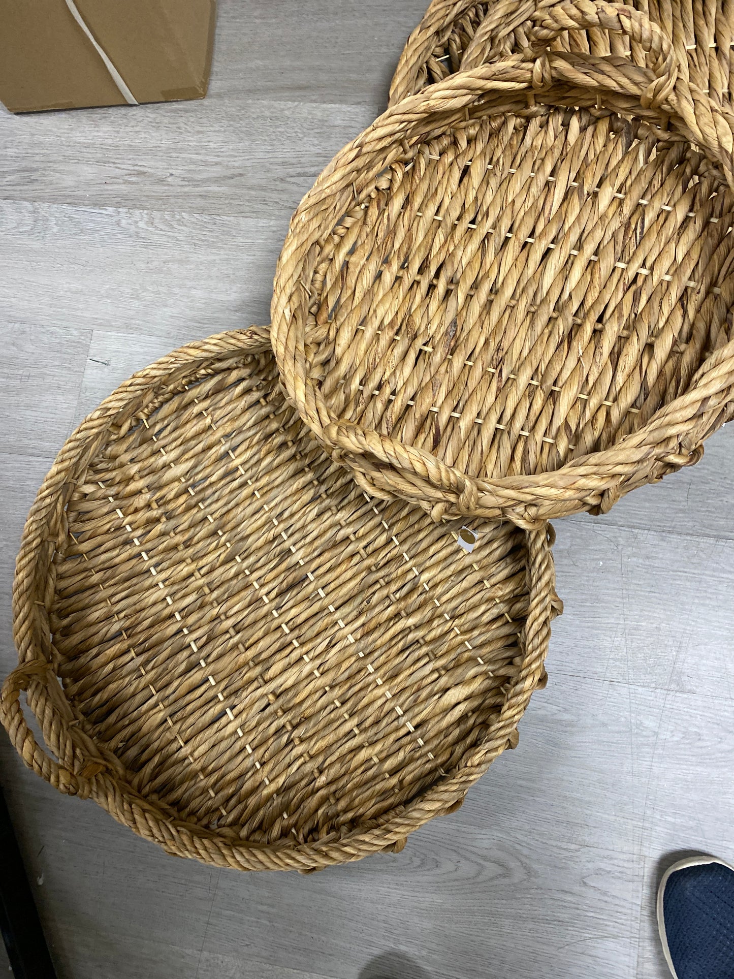 Round woven trays