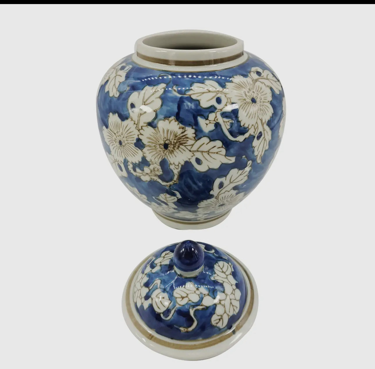 Blue and white ceramic chinoiserie jar