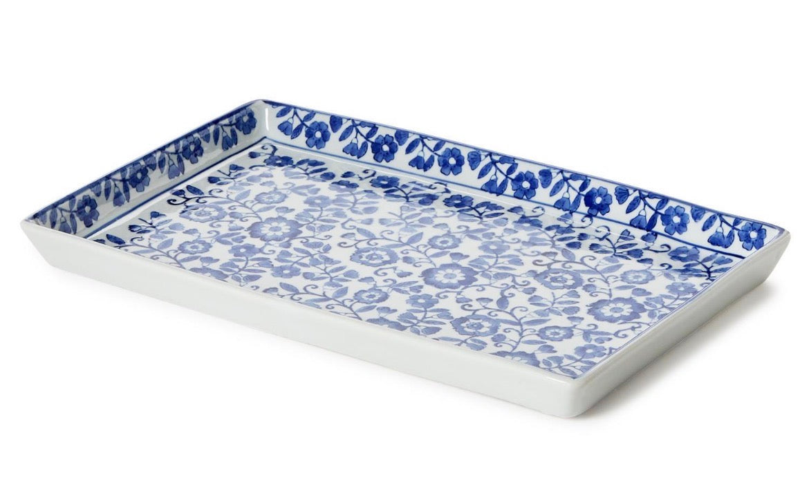 CHINOISERIE HAND-PAINTED BLUE AND WHITE FLORAL TRAY