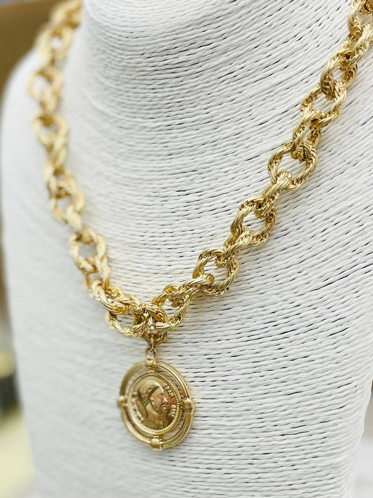 VINTAGE - Twisted Link Coin Necklace (matte gold) NK510