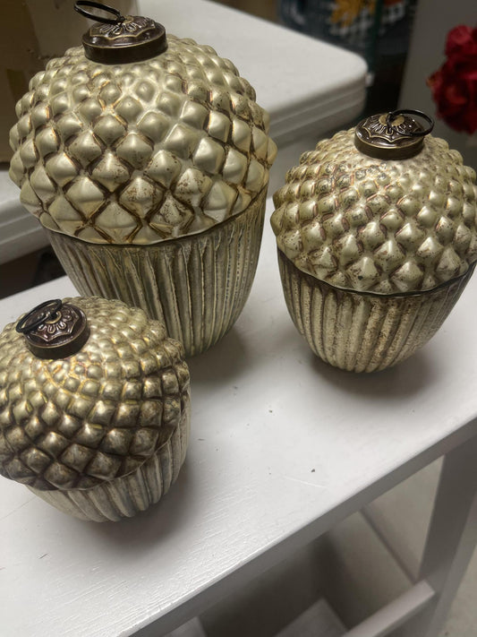 Antiqued champagne glass lidded acorns