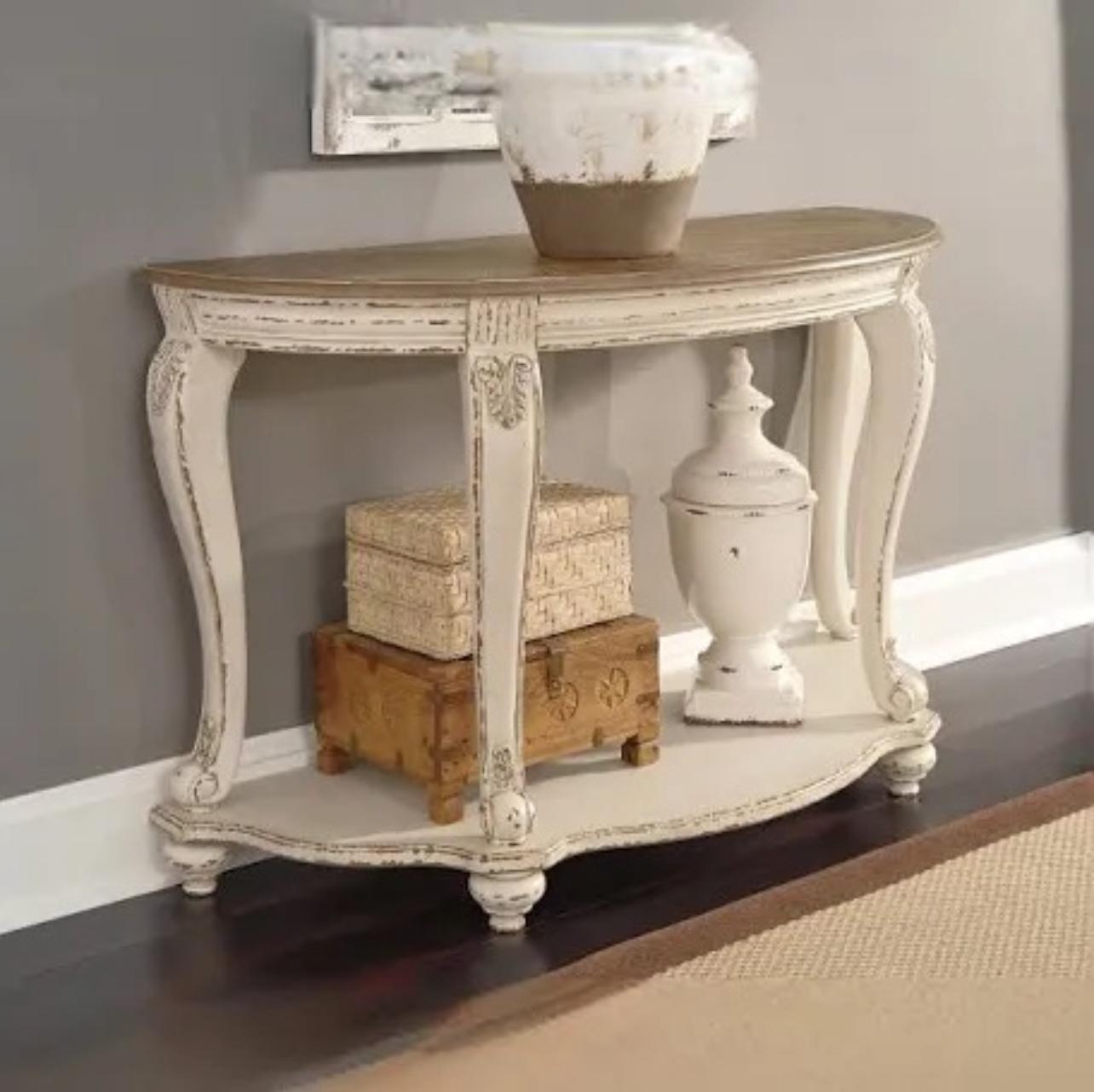 Realyn sofa table